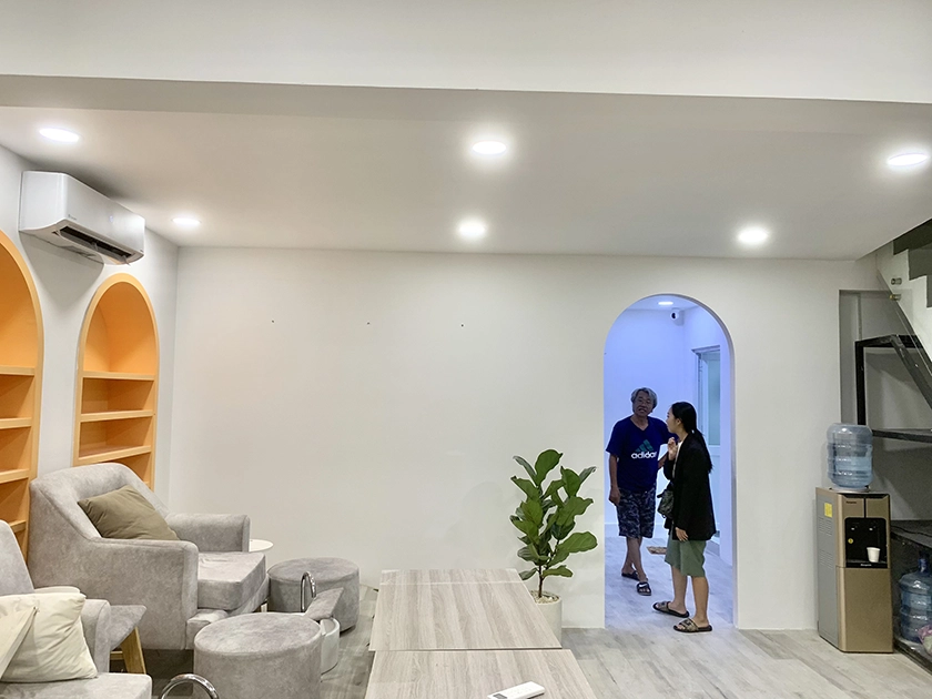 Hình ảnh khách hàng kiểm tra trần